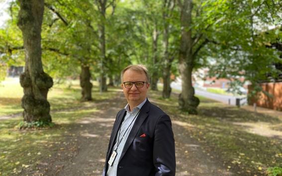 Professor Juha Lipponen standing at Kemistintie