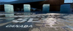 Yhdeksän suurta jäälohkaretta muodostivat taideinstallaation Kansalaistorilla Helsingissä 2021