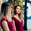 Aallon alumni Ksenia Avetisova katsoo peiliin järven rannalla, kuva: Aleksi Poutanen