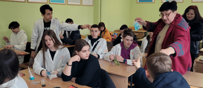 Ukrainalaisia lukiolaisia tekemässä biomuovia mikrossa Aalto-yliopisto Juniorin ohjeilla.