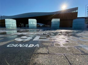Yhdeksän suurta jäälohkaretta muodostivat taideinstallaation Kansalaistorilla Helsingissä 2021